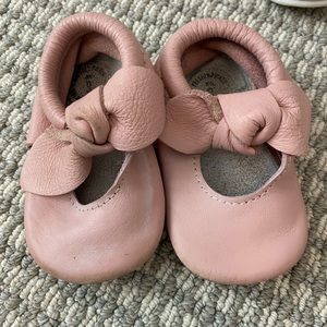 GUC - pink Freshly Picked moccasins, rubber soles